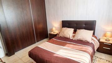 2 habitaciones, tabla de planchar con plancha y cuna de viaje