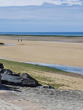 Beach nearby. Homerez - House in Ver-sur-Mer