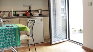 Studio Familial, vue ville | Cuisine privée | Réfrigérateur, plaque de cuisson, bouilloire électrique