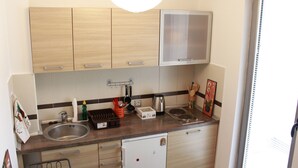 Studio Familial, vue ville | Cuisine privée | Réfrigérateur, plaque de cuisson, bouilloire électrique