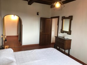 2 bedrooms, iron/ironing board, bed sheets