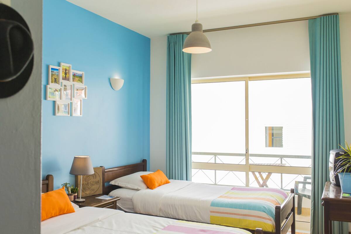 Habitación económica con 2 camas individuales, balcón (102) | Cortinas blackout, wifi gratis y ropa de cama