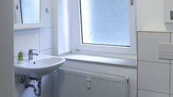 Quarto casal clássico | Banheiro | Chuveiro, secador de cabelo, toalhas de banho