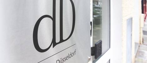 Un edificio con un letrero que dice "dreams Düsseldorf".