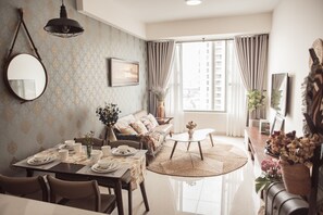 Télévision à écran plat, cheminée, livres