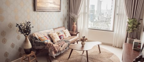 Flat-screen TV, fireplace, books