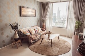 Télévision à écran plat, cheminée, livres