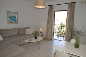 Panoraamahuoneisto, 1 keskisuuri parisänky ja vuodesohva, terassi, merinäköala | Oleskelualue | Taulutelevisio