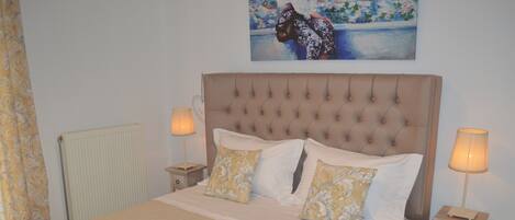 Appartamento panoramico, 1 letto queen con divano letto, terrazzo, vista mare | 1 camera, tende oscuranti, ferro/asse da stiro, Wi-Fi gratuito