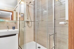 Shower, hair dryer, towels, shampoo