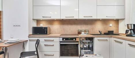Kühlschrank, Mikrowelle, Ofen, Herdplatte