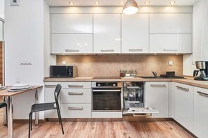 Réfrigérateur, four à micro-ondes, un four, surface de cuisson