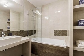 Badewanne, Haartrockner, Handtücher