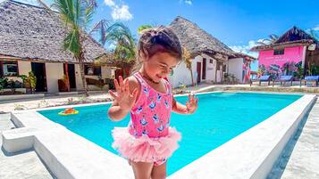 Utendørsbasseng og solsenger