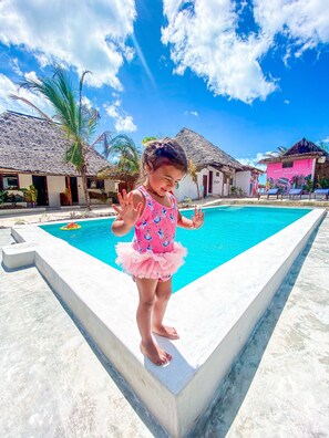 Outdoor pool, pool loungers - Ananda Beach Hotel (Paje)