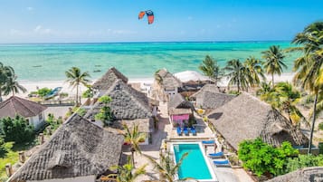 室外游泳池,提供日光浴躺椅