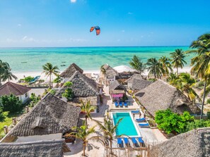 Una piscina al aire libre, sillones reclinables de piscina