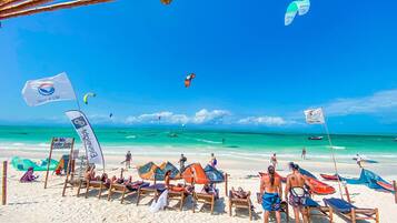 私人海灘、風浪板、海灘酒吧、獨木舟