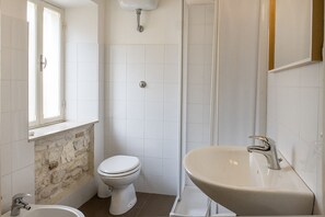 Douche, bidet, serviettes fournies