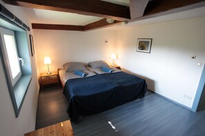 3 Schlafzimmer, Schreibtisch, Bügeleisen/Bügelbrett, WLAN