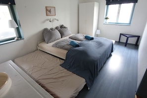 3 bedrooms, desk, iron/ironing board, WiFi