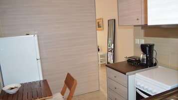 Premium Studio, 1 Bedroom, Kitchen, Sea View | Private kitchen | Full-sized fridge, oven, stovetop, coffee/tea maker