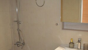 A bathroom with a shower, toilet, sink, and mirror. - Best House Petit Pylos Messinias (Pylos-Nestoras)