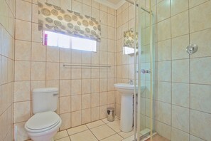 Familienbungalow | Badezimmer | Kostenlose Toilettenartikel