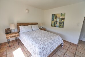 4 makuuhuonetta, silitysrauta/-lauta, ilmainen Wi-Fi, vuodevaatteet