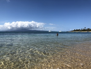 Una spiaggia nelle vicinanze, lettini da mare, ombrelloni