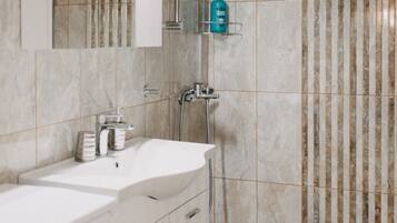 Deluxe-Apartment, 1 Queen-Bett und Schlafsofa, Küche, Blick auf den Innenhof | Badezimmer | Dusche, Regendusche, Haartrockner, Hausschuhe