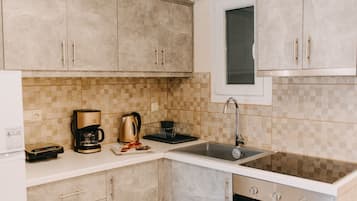 Deluxe apartman, 1 queen (nagyméretű) franciaágy és egy kinyithatókanapé, konyha | Privát konyha | Nagyméretű hűtő/fagyasztó, mikrohullámú sütő, sütő és főzőlap