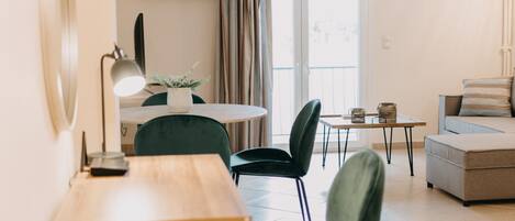 Deluxe Apartment, 1 Queen Bed with Sofa bed, Kitchen, Courtyard View | Living area