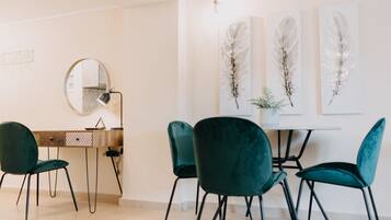 Deluxe-huoneisto, 1 keskisuuri parisänky ja vuodesohva, keittiö, näköala pihalle | Oleskelualue | Taulutelevisio