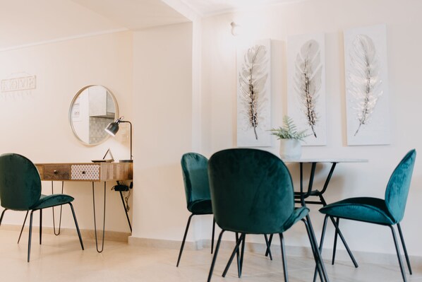 Appartement Deluxe, 1 grand lit et 1 canapé-lit, cuisine, vue cour intérieure | Coin séjour | Télévision à écran plat