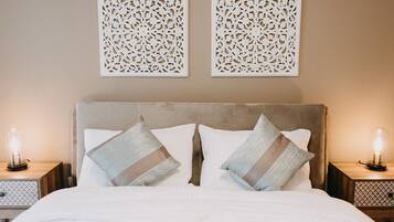 Deluxe-Apartment, 1 Queen-Bett und Schlafsofa, Küche, Blick auf den Innenhof | Individuell dekoriert, individuell eingerichtet, Schreibtisch