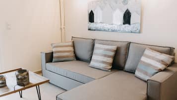 Deluxe-Apartment, 1 Queen-Bett und Schlafsofa, Küche, Blick auf den Innenhof | Wohnbereich | Flachbildfernseher