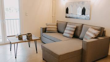 Deluxe-Apartment, 1 Queen-Bett und Schlafsofa, Küche, Blick auf den Innenhof | Wohnbereich | Flachbildfernseher