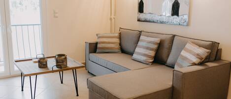 Deluxe-Apartment, 1 Queen-Bett und Schlafsofa, Küche, Blick auf den Innenhof | Wohnbereich