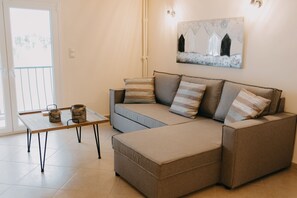 Deluxe Apartment, 1 Queen Bed with Sofa bed, Kitchen, Courtyard View | Living area | Flat-screen TV