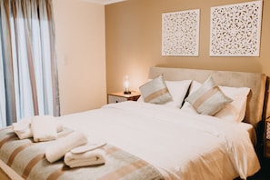 Appartement Deluxe, 1 grand lit et 1 canapé-lit, cuisine, vue cour intérieure | Décoration personnalisée, ameublement personnalisé, bureau