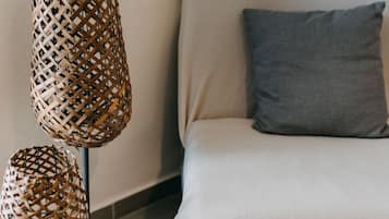 Apartemen Panorama, 1 kamar tidur, balkon, pemandangan marina | Area keluarga | TV layar datar