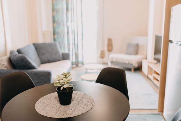 Departamento panorámico, 1 habitación, balcón, vista a la marina | Área de sala de estar | Televisión de pantalla plana