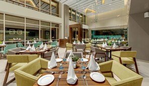 ランチ、ディナーに営業 (多国籍料理)