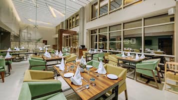 ランチ、ディナーに営業 (多国籍料理)