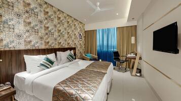 Winter Green Room | Minibar, in-room safe, soundproofing, iron/ironing board