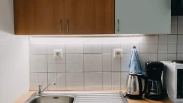 Comfort apartman, 1 hálószobával, terasz, kilátással a városra | Privát konyha | Nagyméretű hűtő/fagyasztó, mikrohullámú sütő, sütő és főzőlap