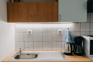 Refrigerador con freezer, microondas, horno, placa de cocina