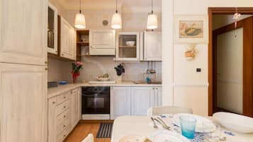 Réfrigérateur, four, grille-pain, moulin à café