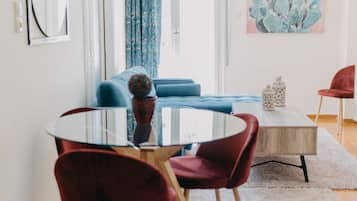 Comfort-huoneisto, 1 keskisuuri parisänky ja vuodesohva, keittiö | Oleskelualue | Taulutelevisio